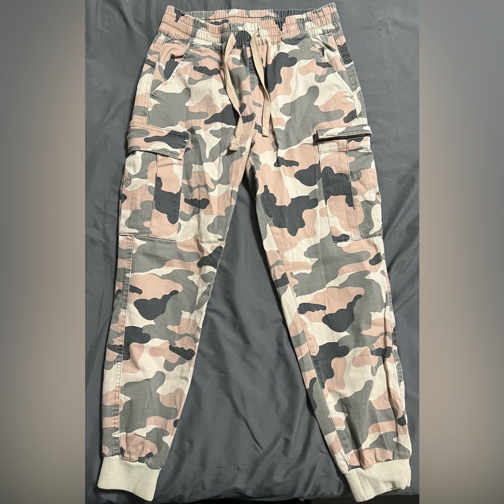 SOLD!!Women’s streetwear society pink, cream, & gray camouflage joggers size med
